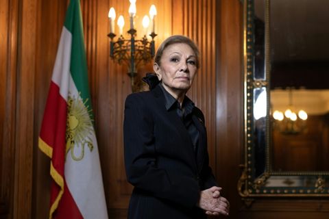 Farah Pahlavi in ihrer Pariser Wohnung