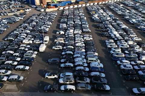 Neuwagen auf Parkplatz in Essen