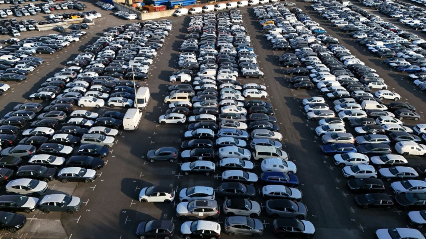 Neuwagen auf Parkplatz in Essen