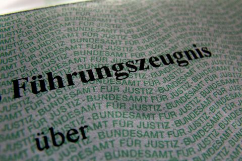 Das Führungszeugnis auf Papier soll weiter verfügbar sein. (Symbolbild) Foto: picture alliance / dpa