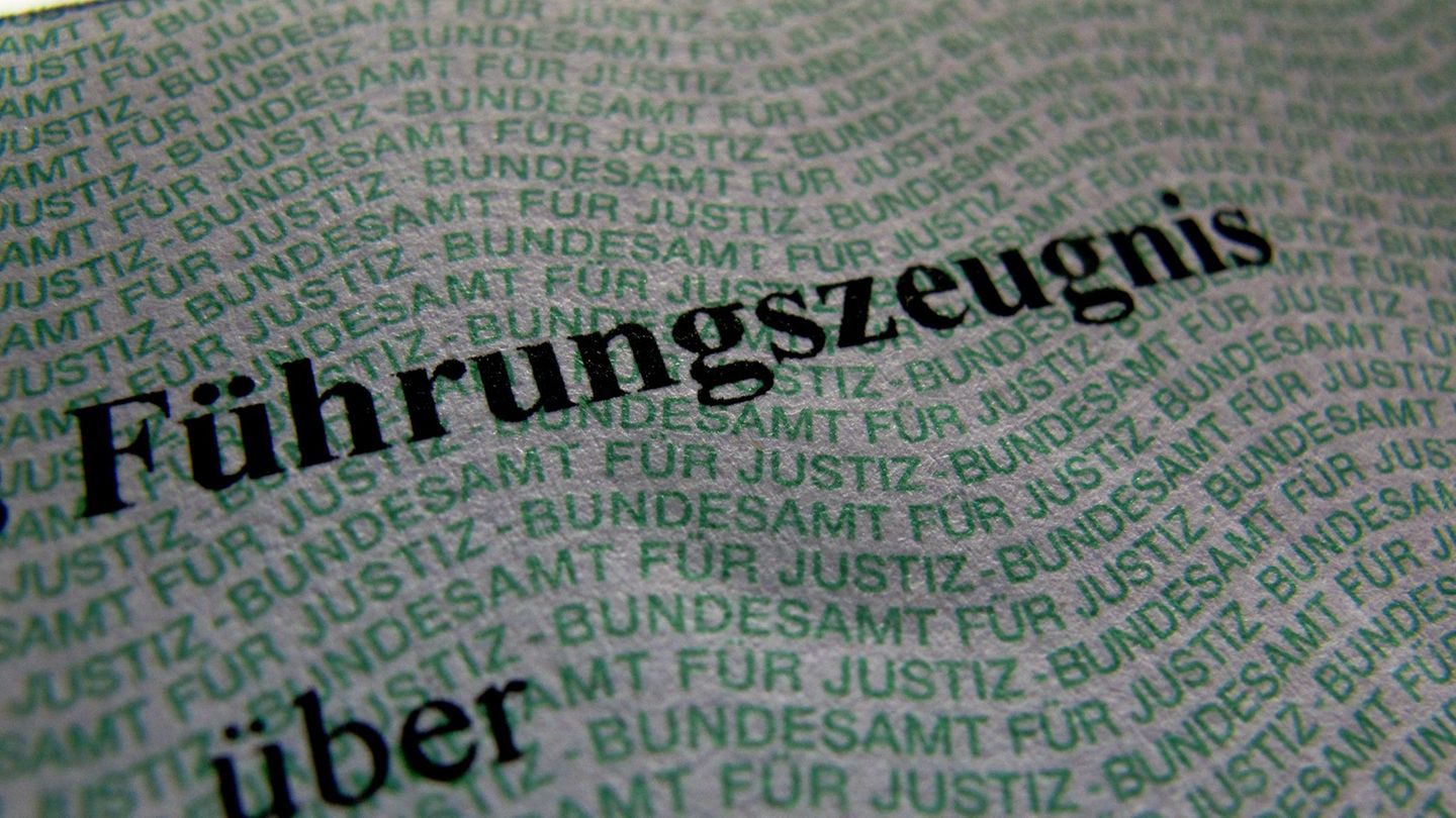 Das Führungszeugnis auf Papier soll weiter verfügbar sein. (Symbolbild) Foto: picture alliance / dpa