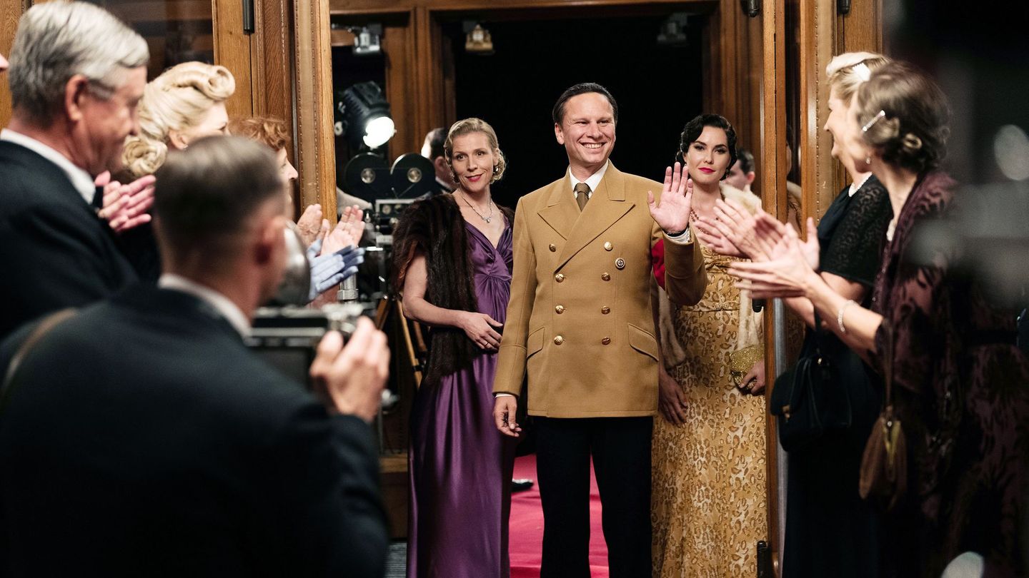 Bei einer Filmpremiere lassen sich Magda Goebbels (Franziska Weisz, links), Joseph Goebbels (Robert Stadlober) und Lida Baarova (Katia Fellin) feiern.
