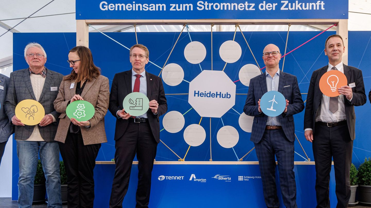 Die Landesregierung, der Netzbetreiber und Lokalpolitiker haben den offiziellen Startschuss für den Bau des HeideHub gegeben. Fo