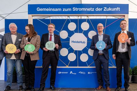 Die Landesregierung, der Netzbetreiber und Lokalpolitiker haben den offiziellen Startschuss für den Bau des HeideHub gegeben. Fo