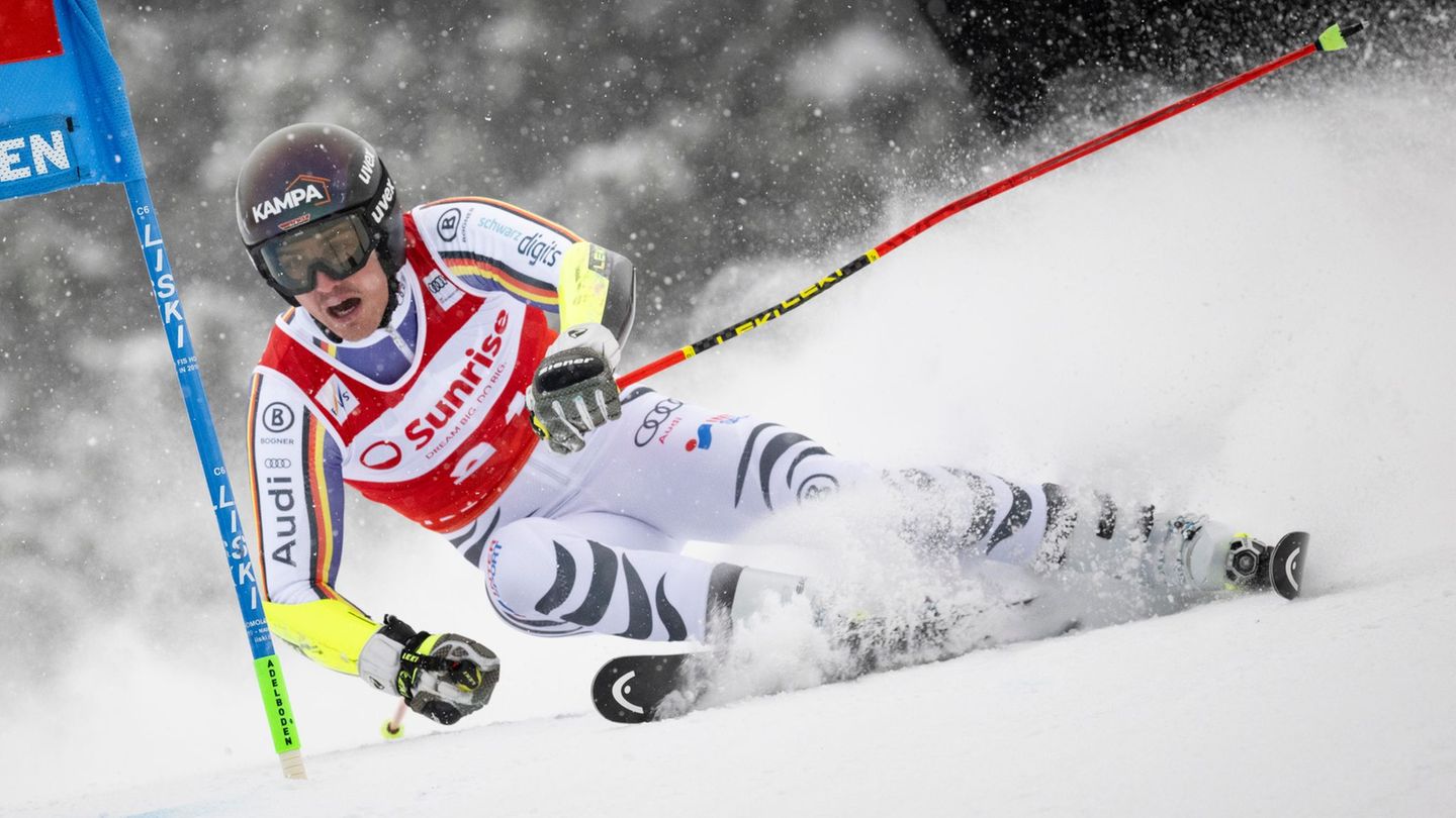 Kommt als Nachrücker doch noch zu Olympia: Skirennfahrer Anton Grammel. (Archivbild) Foto: Anthony Anex/KEYSTONE/dpa
