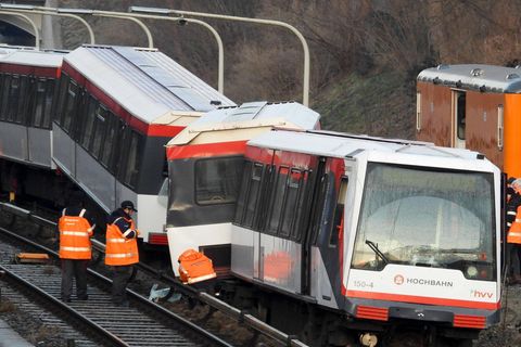 Vollbesetzter Zug kollidiert mit entgleister U-Bahn
