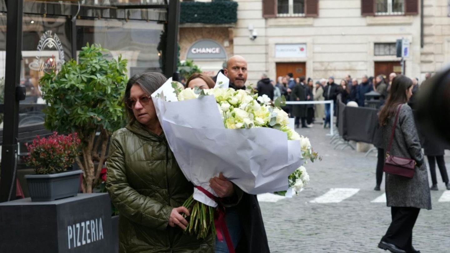 Frau kommt zu öffentlicher Aufbahrung von Valentino