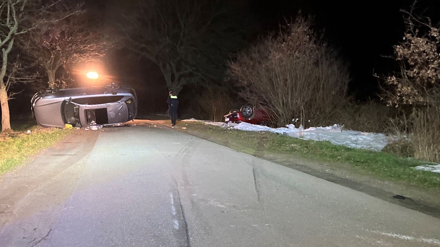 Auf der Flucht vor einer Polizeikontrolle hat sich ein 41 Jahre alter Autofahrer im Landkreis Rotenburg (Wümme) mit seinem Wagen