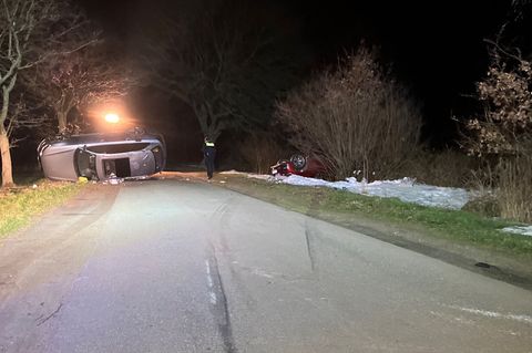 Auf der Flucht vor einer Polizeikontrolle hat sich ein 41 Jahre alter Autofahrer im Landkreis Rotenburg (Wümme) mit seinem Wagen