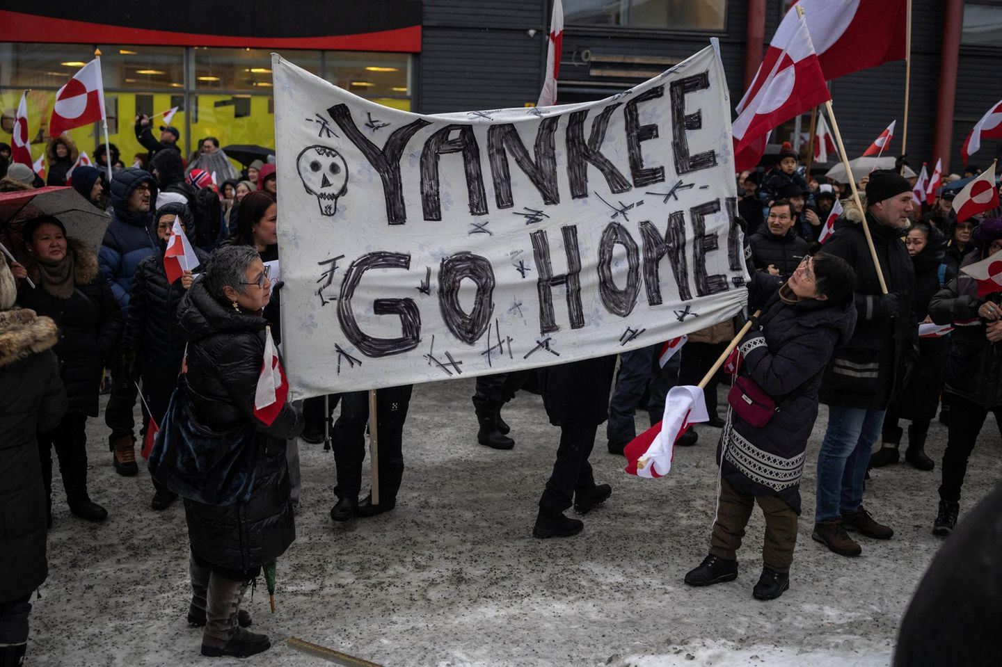 Menschen protestieren in Grönland