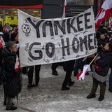 Menschen protestieren in Grönland