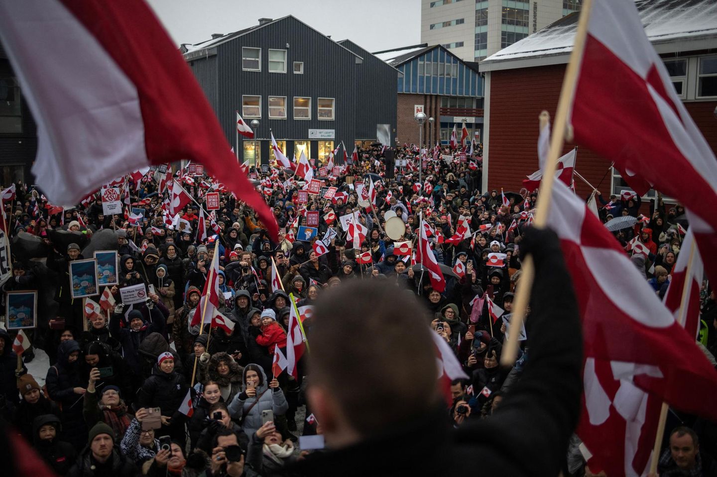 Menschen protestieren in Grönland