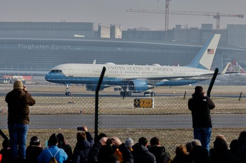 Trumps Ersatz-Air-Force-One samt US-Präsidenten am Flughafen in Zürich gelandet