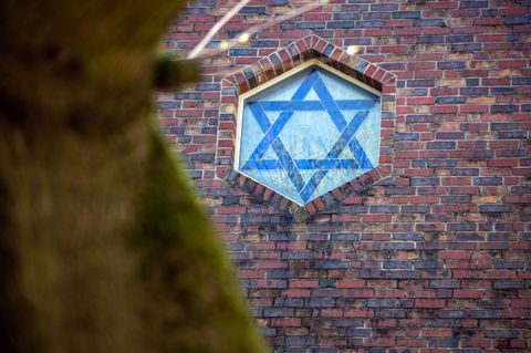 Die jüdischen Friedhöfe im Land sollen dokumentiert und zugänglich gemacht werden. (Archivbild) Foto: Jens Büttner/dpa