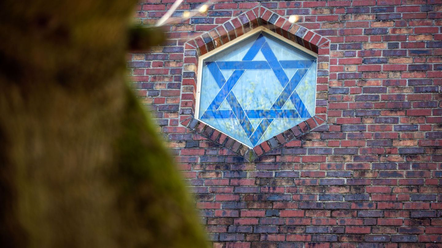 Die jüdischen Friedhöfe im Land sollen dokumentiert und zugänglich gemacht werden. (Archivbild) Foto: Jens Büttner/dpa