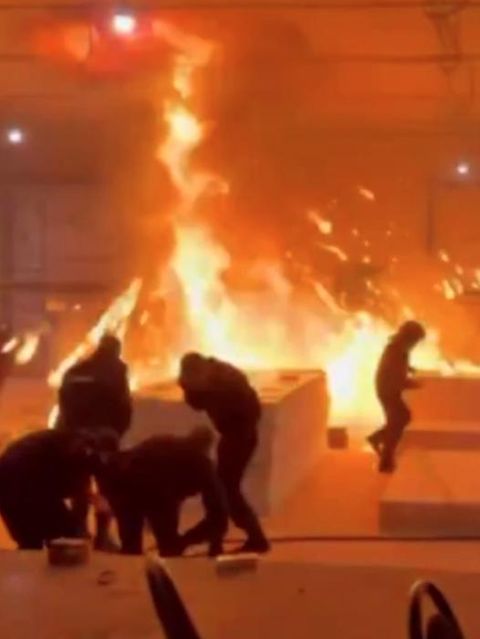 Polizist will Granate vorführen und verletzt Dutzende