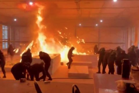 Polizist will Granate vorführen und verletzt Dutzende