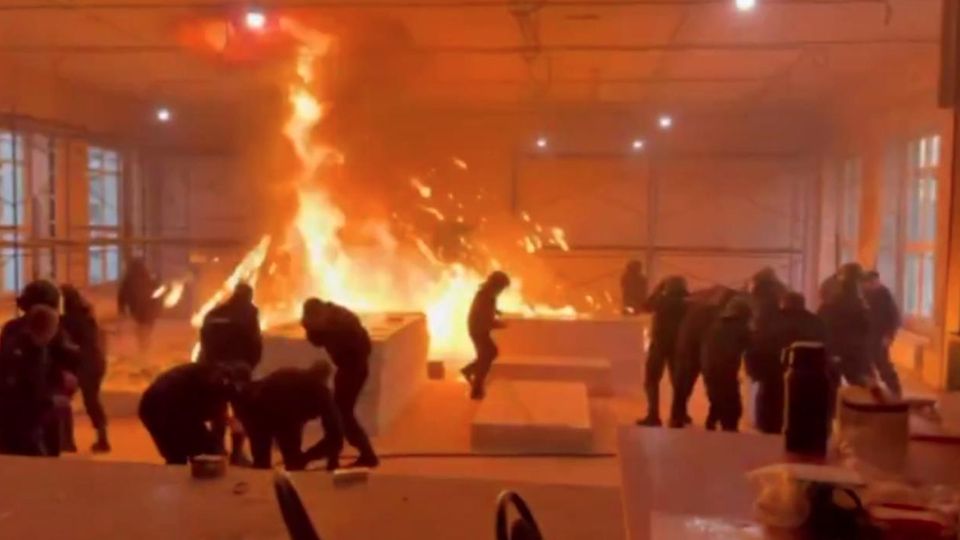 Polizist will Granate vorführen und verletzt Dutzende