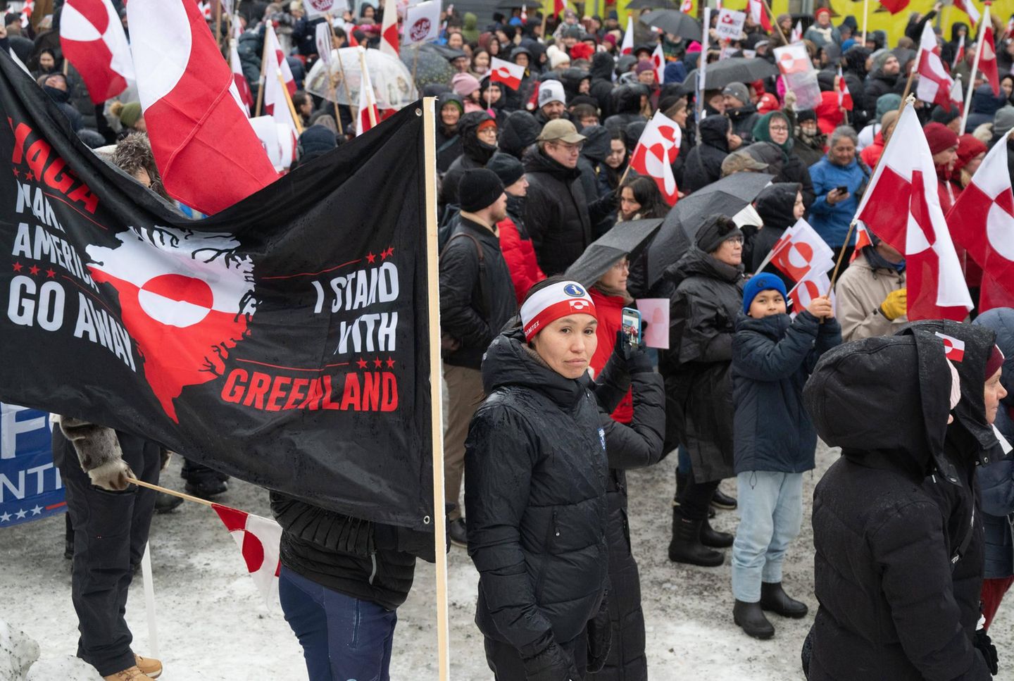 Menschen protestieren in Grönland