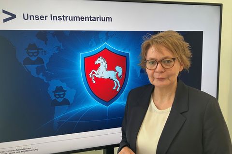 Ein Schutzschild für Niedersachsen: Innenministerin Behrens bei der Vorstellung des Projekts Aegis. Foto: Christopher Weckwerth/