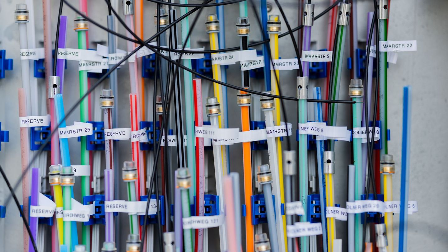 Glasfaser ermöglichen eine schnelle Datenübertragung. (Archivbild) Foto: Rolf Vennenbernd/dpa