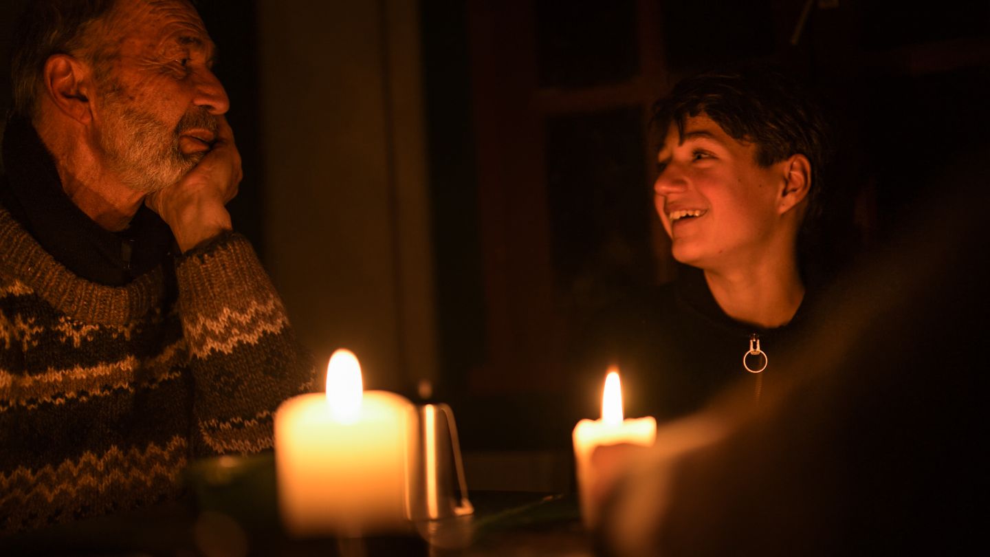Wald Großvater und Enkel im Kerzenschein