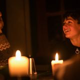 Wald Großvater und Enkel im Kerzenschein