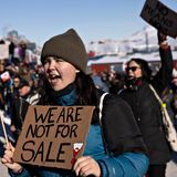 Menschen protestieren in Grönland