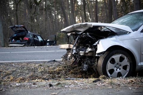 Zwei Autos sind zwischen Wöbbelin und Neustadt-Glewe zusammengestoßen. Foto: Philip Dulian/dpa