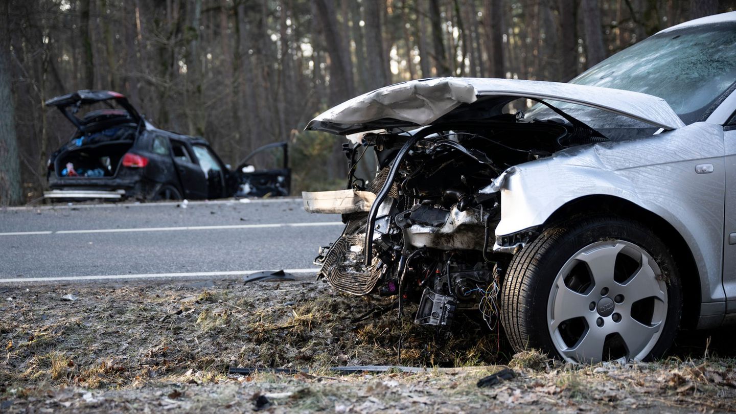 Zwei Autos sind zwischen Wöbbelin und Neustadt-Glewe zusammengestoßen. Foto: Philip Dulian/dpa