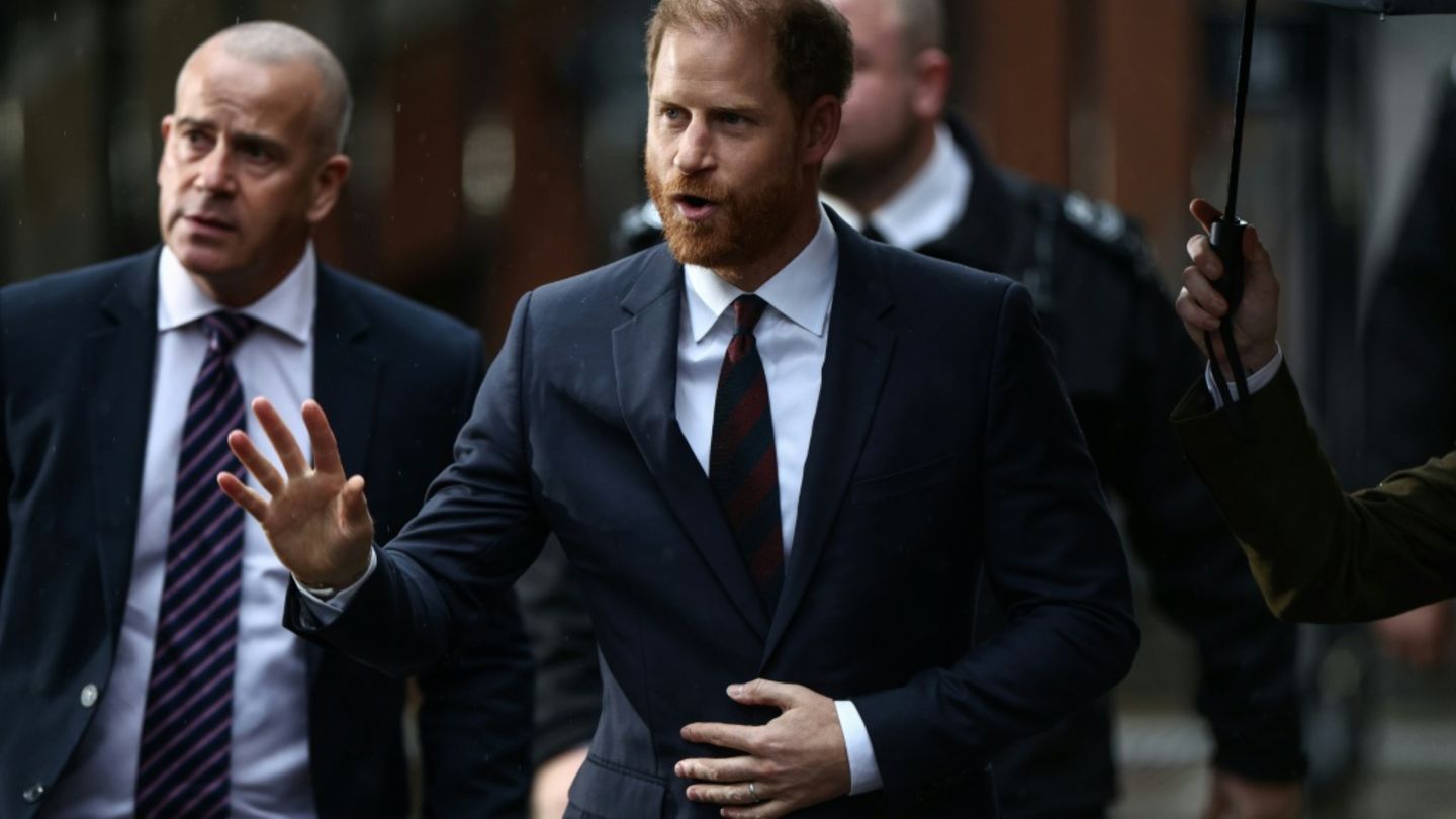 Harry bei seiner Ankunft vor Gericht