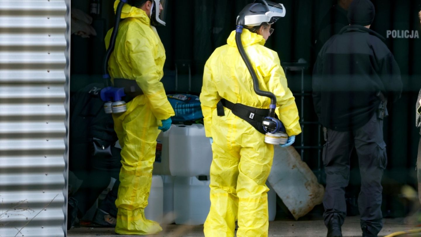 Beamte an im Oktober 2025 in Nauen entdecktem Labor