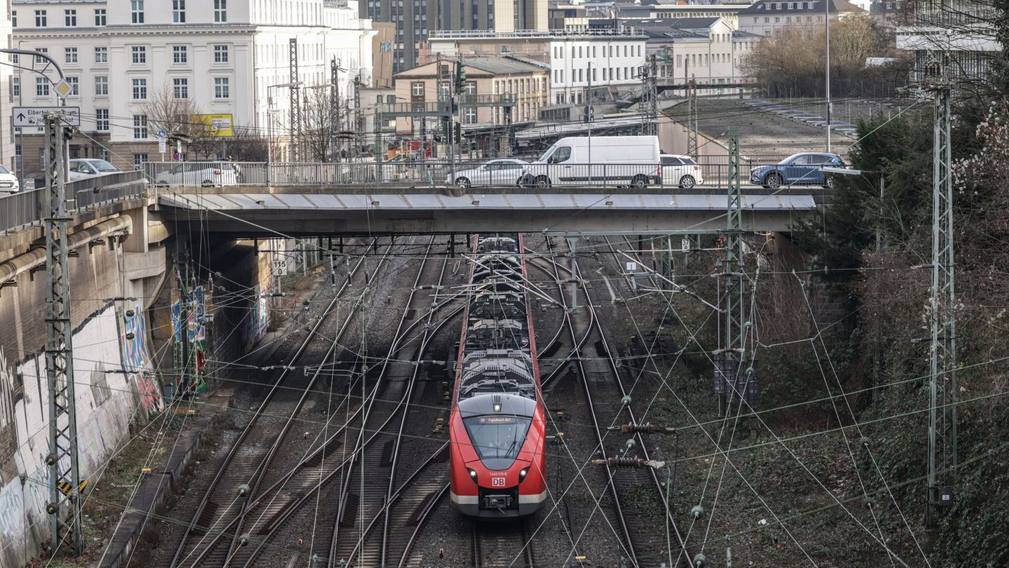 Auf der engen Bahnstrecke mitten durch Wuppertal wird bald gebaut: Die Bahn plant eine Generalsanierung Foto: Oliver Berg/dpa