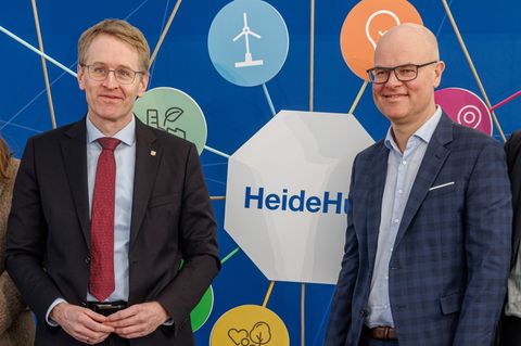 Ministerpräsident Daniel Günther (CDU, links) und Umweltminister Tobias Goldschmidt (Grüne) freuen sich über den Baustart. Foto: