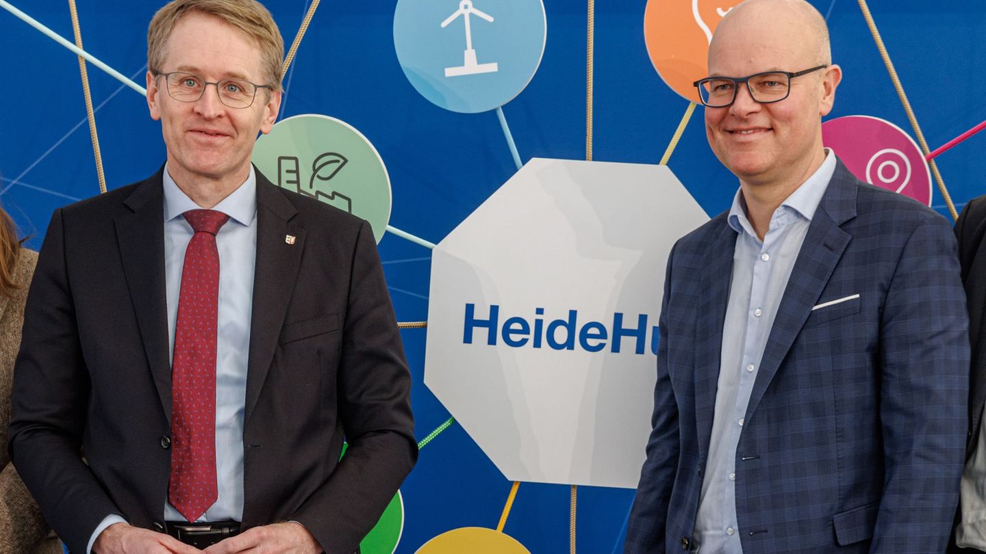 Ministerpräsident Daniel Günther (CDU, links) und Umweltminister Tobias Goldschmidt (Grüne) freuen sich über den Baustart. Foto: