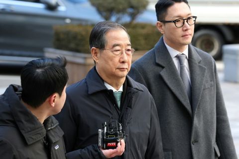 Südkoreas ehemaliger Regierungschef Han Duck-soo (Mitte)