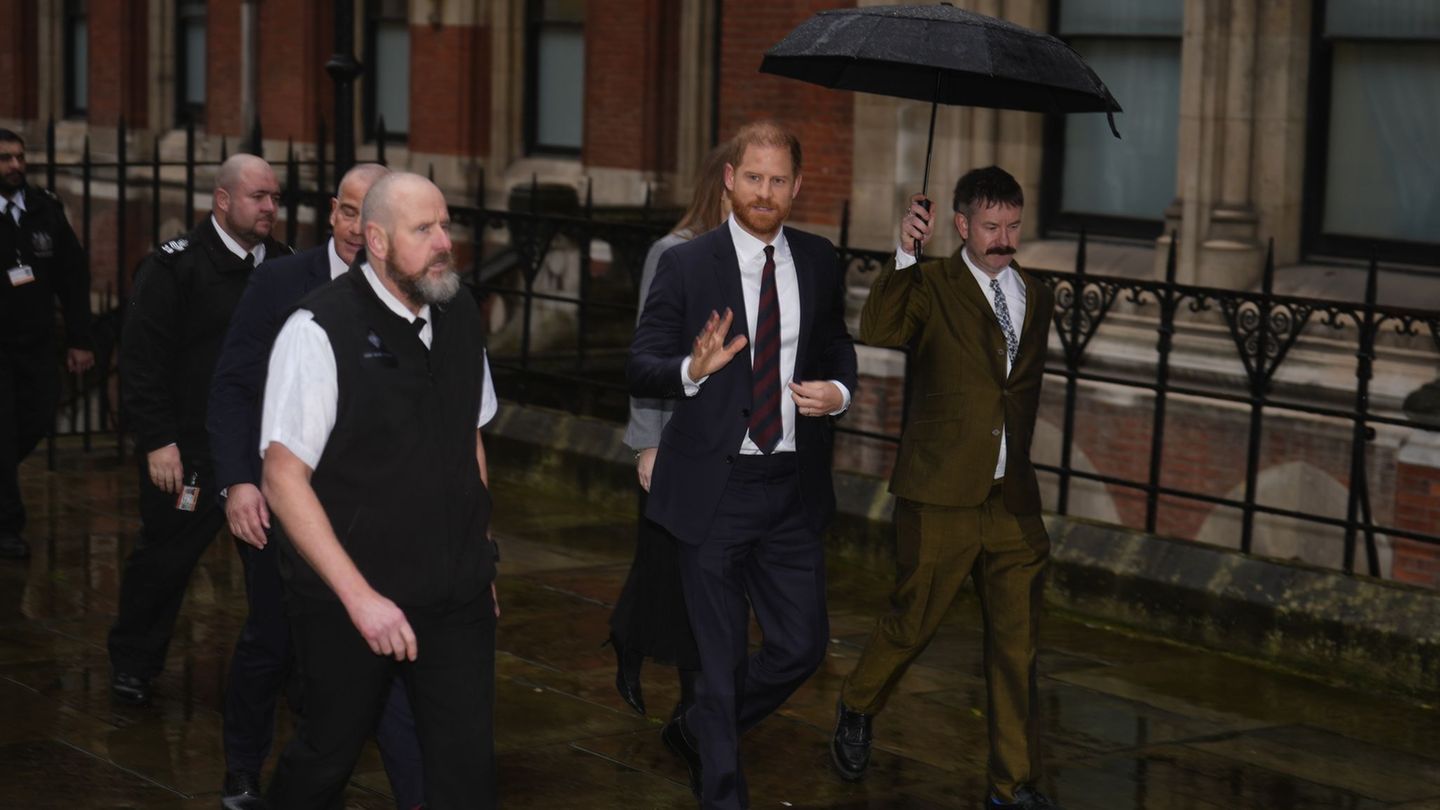 Prinz Harry trifft vor seiner Zeugenaussage in der Klage gegen die "Daily Mail" am Gericht in London ein. Foto: Jordan Pettitt/P
