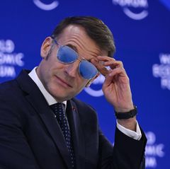 Emmanuel Macron mit Sonnenbrille beim Weltwirtschaftsforum in Davos
