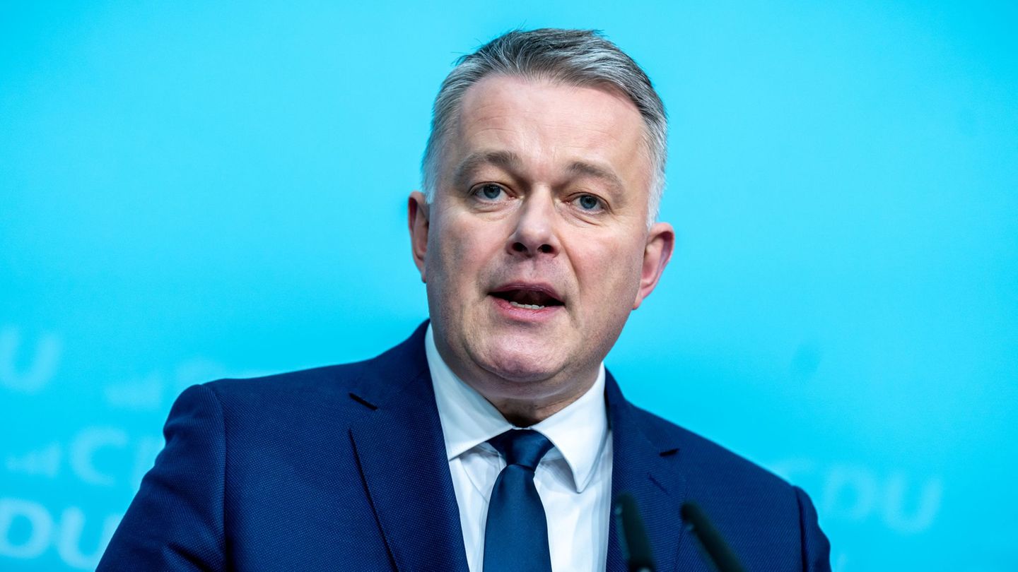 Gordon Schnieder will Social Media für junge Menschen verbieten. (Archivbild) Foto: Michael Kappeler/dpa