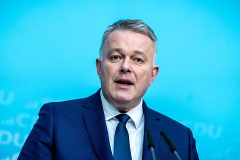 Gordon Schnieder will Social Media für junge Menschen verbieten. (Archivbild) Foto: Michael Kappeler/dpa