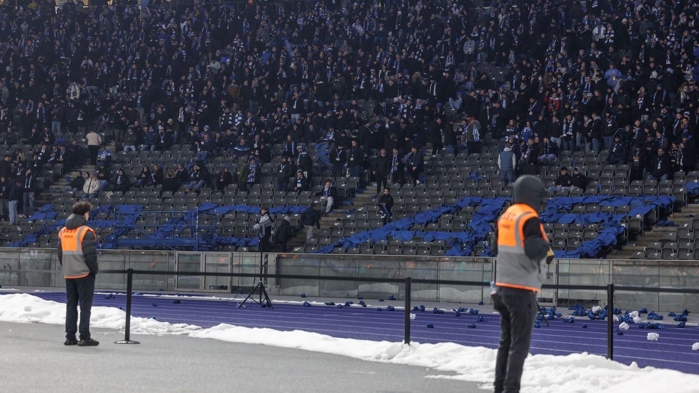 Viele Hertha-Fans verließen nach den Vorfällen mit der Polizei das Stadion. (Archivbild) Foto: Andreas Gora/dpa