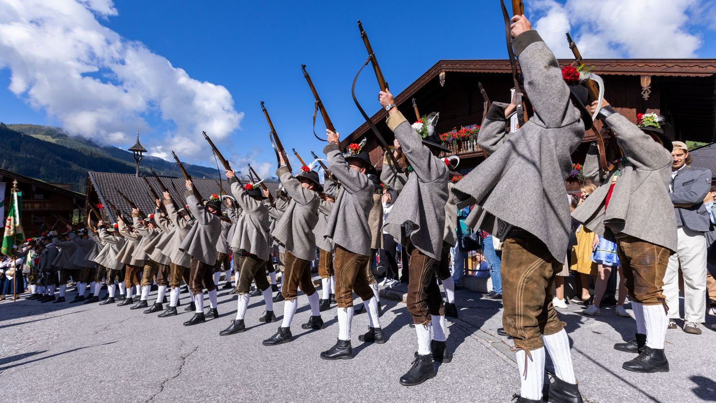 Werden künftig auch Frauen Salutschüsse abgeben? (Archivbild) Foto: Expa/Johann Groder/APA/dpa