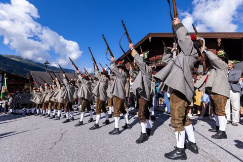 Werden künftig auch Frauen Salutschüsse abgeben? (Archivbild) Foto: Expa/Johann Groder/APA/dpa