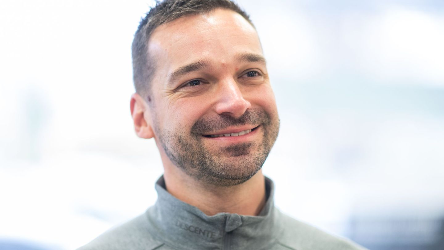 Skeleton-Bundestrainer Christian Baude freut sich auf die neuen Schlitten für Olympia. (Archivbild) Foto: Robert Michael/dpa