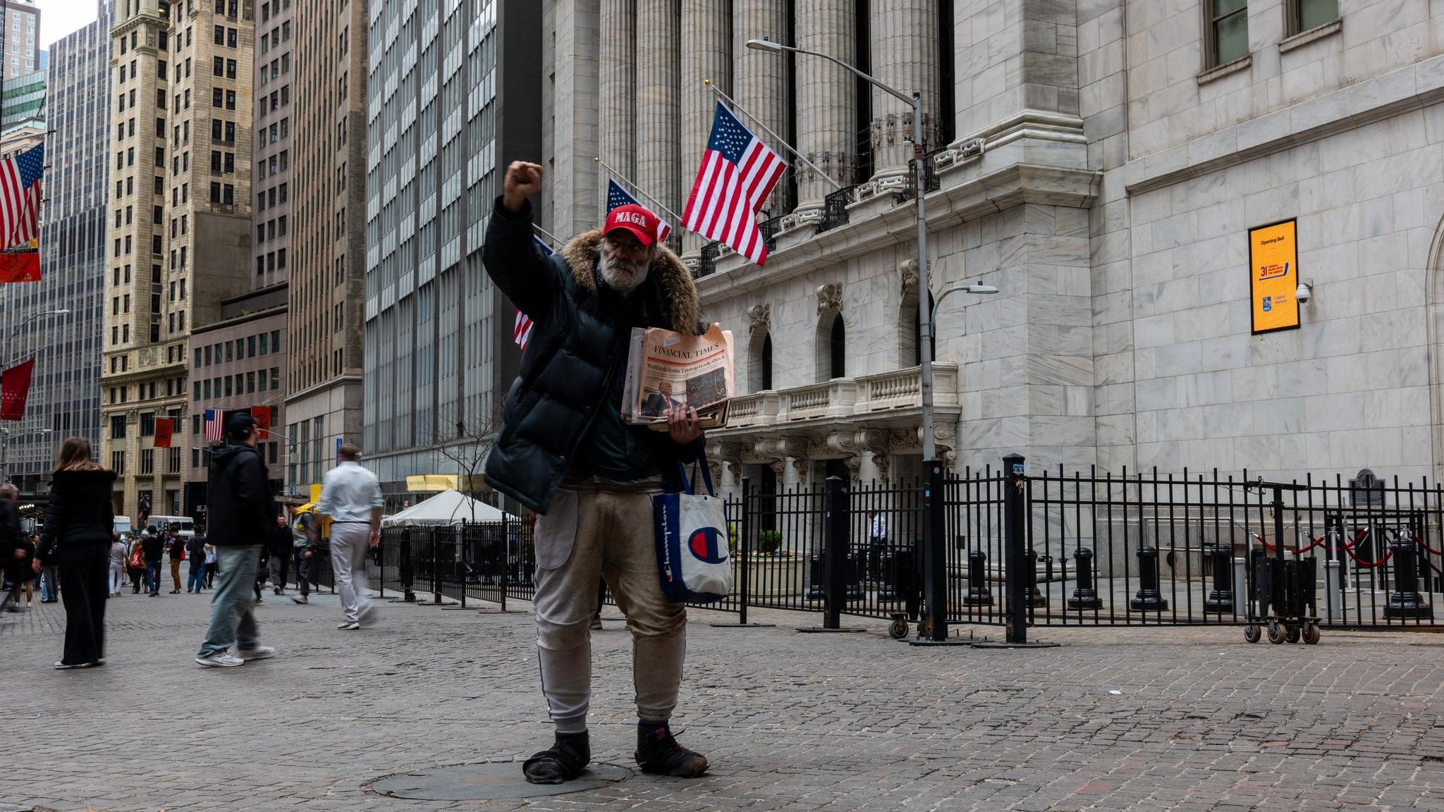 Ein Trump-Unterstützer vor dem Gebäude der New Yorker Börse an der Wall Street