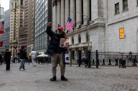 Ein Trump-Unterstützer vor dem Gebäude der New Yorker Börse an der Wall Street