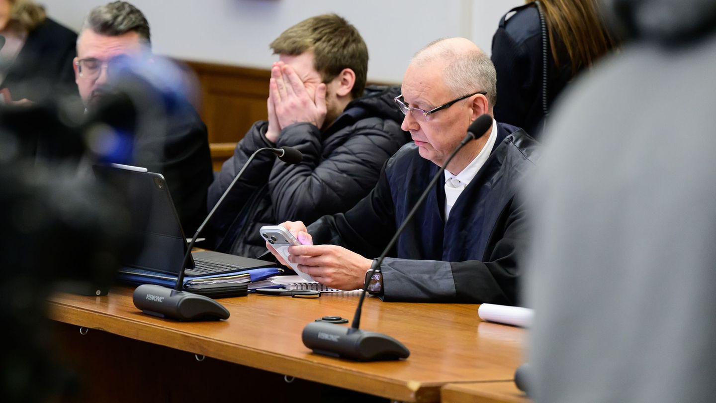 Einer der beiden Angeklagten (Mitte) im Betonplatten-Prozess. Foto: Philipp Schulze/dpa
