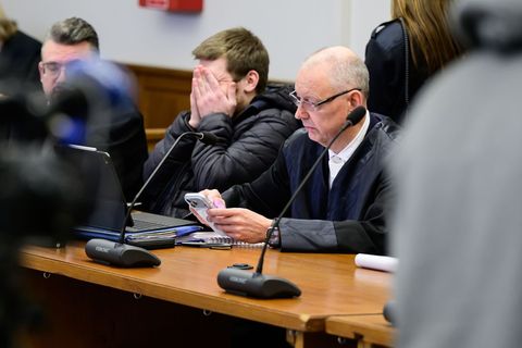 Einer der beiden Angeklagten (Mitte) im Betonplatten-Prozess. Foto: Philipp Schulze/dpa