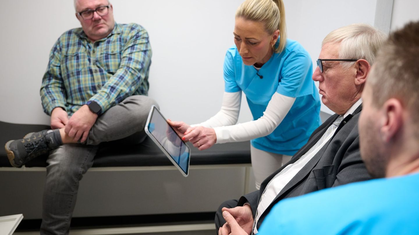 Landesgesundheitsminister Karl-Josef Laumann (3. von links) zeigte Interesse an den digitalen hausärztlichen Assistenten: Sie so