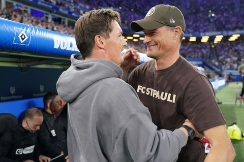 Trainer Alexander Blessin (r, FC St. Pauli) und Trainer Merlin Polzin (Hamburger SV) begrüßen sich vor dem Derby in der Hinrunde